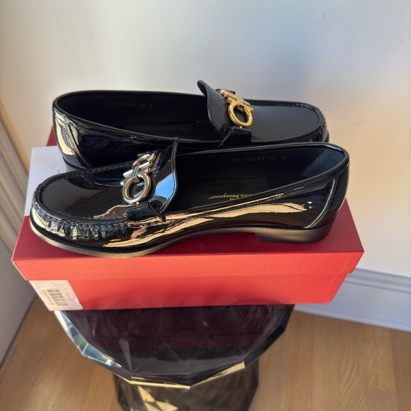 Salvatore Ferragamo Rolo Reversible Gancini Patent Leather Loafers Black - Picture 9 of 14